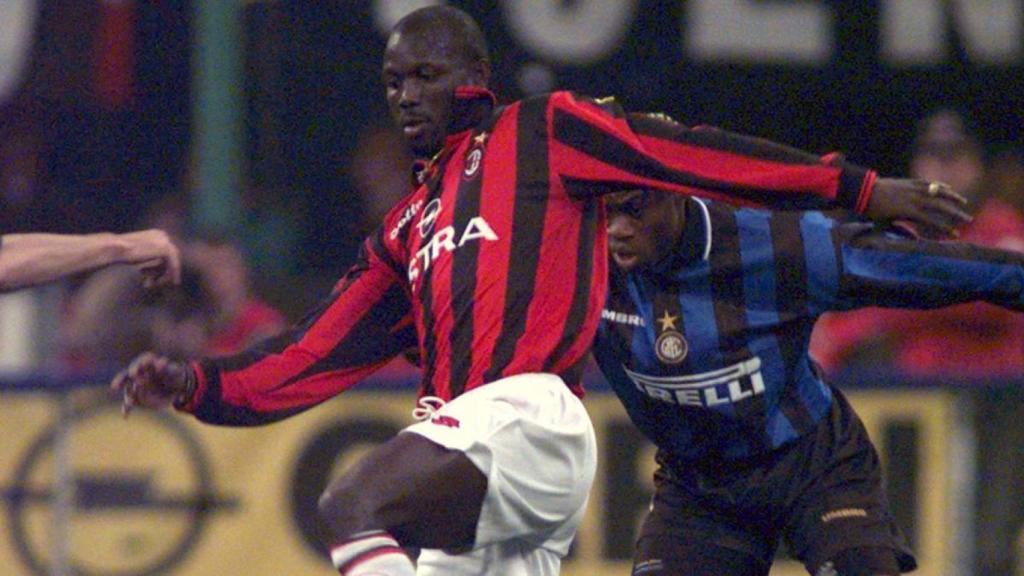 Taribo West, en un partido con el Milan