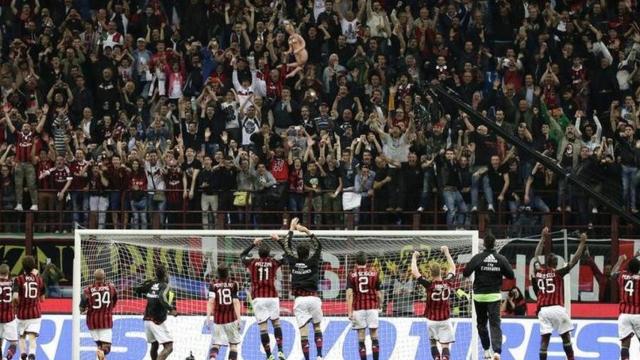 Varios jugadores del Milan