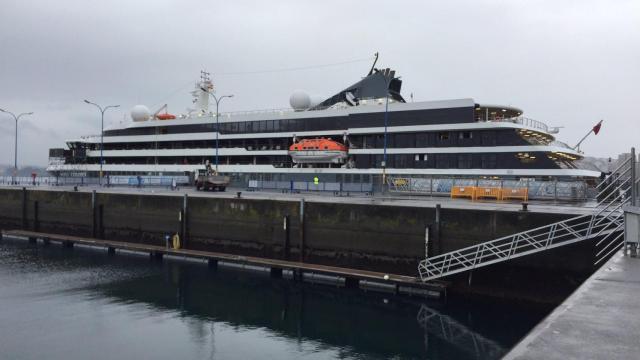 El World Explorer atracado en el Puerto de A Coruña