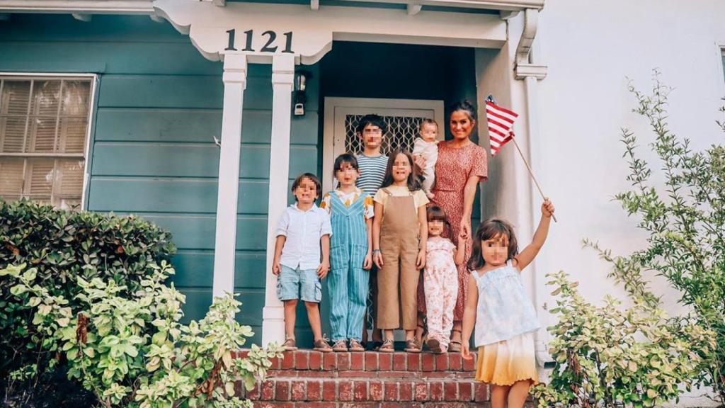 Verdeliss junto a sus siete hijos en la puerta de su casita alquilada en California.