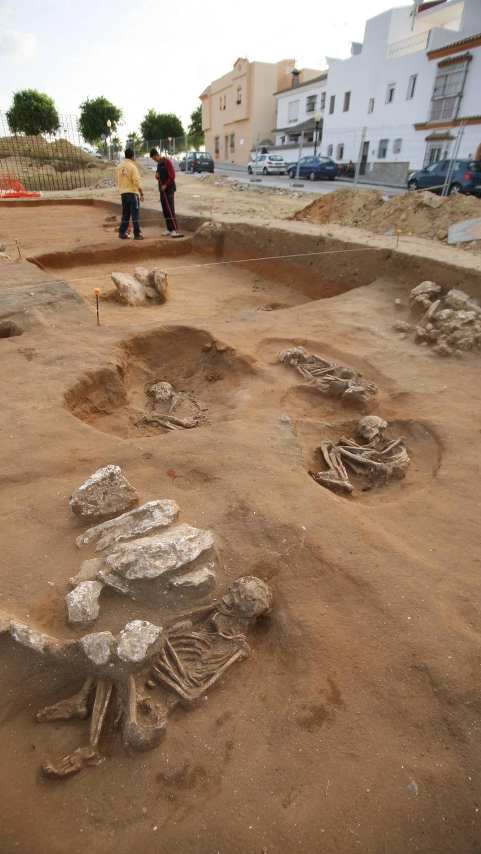 Algunas de las tumbas halladas en la necrópolis neolítica de San Fernando (Cádiz).