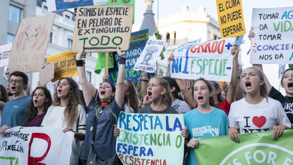 Manifestantes contra la crisis climática el viernes 27 de septiembre en Madrid.