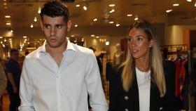 Álvaro Morata y Alice Campello, llegando a la presentación de los relojes de los que son imagen.