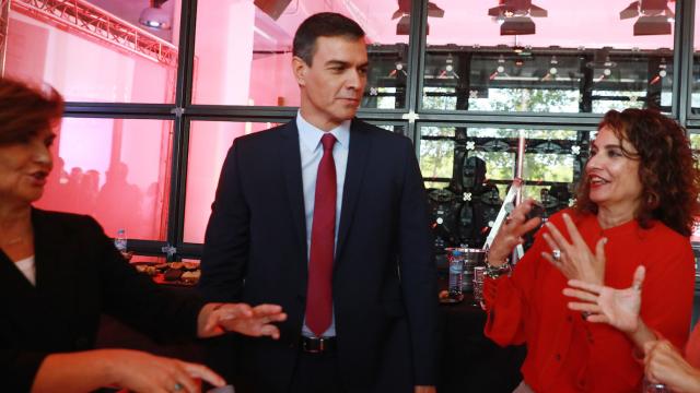 Pedro Sánchez con María Jesús Montero y la vicepresidenta Carmen Calvo.