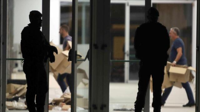 Agentes de la Guardia Civil, durante un registro en la sede del Cesicat en 2017.