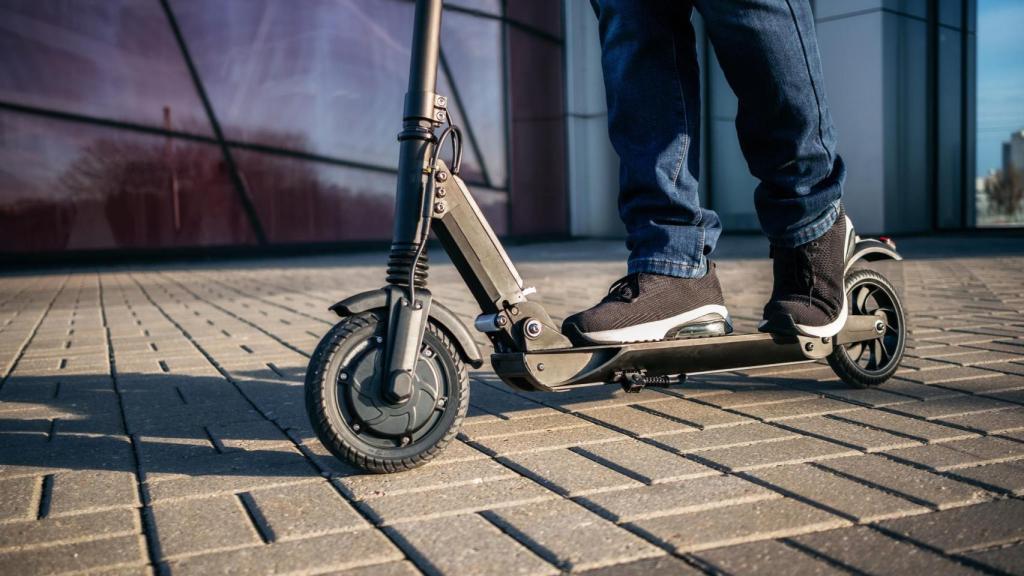 Un joven a bordo de un patinete eléctrico.