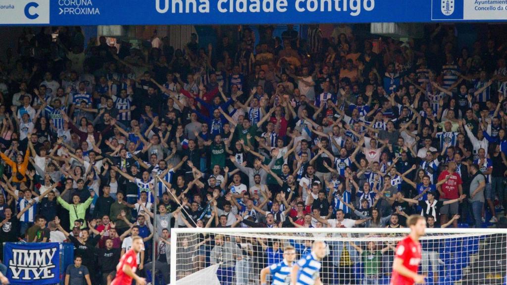 Riazor señala al palco: unánimes cánticos contra Carmelo y la directiva