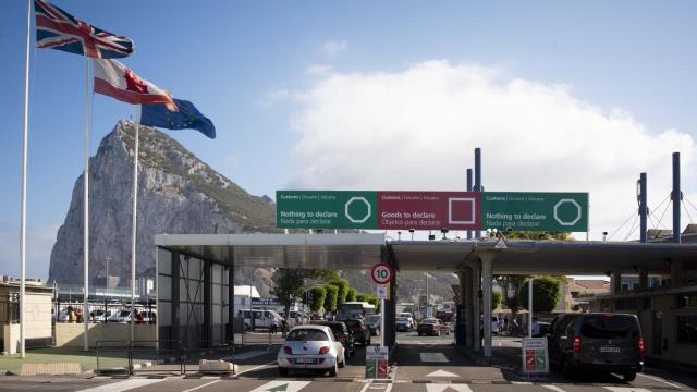 La verja que comunica la colonia de Gibraltar con el territorio español.