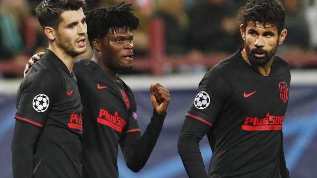 Los jugadores del Atlético de Madrid celebran uno de los goles ante el Lokomotiv