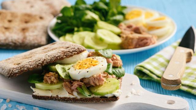 Sándwich de atún y huevo, receta de cena fácil y rápida