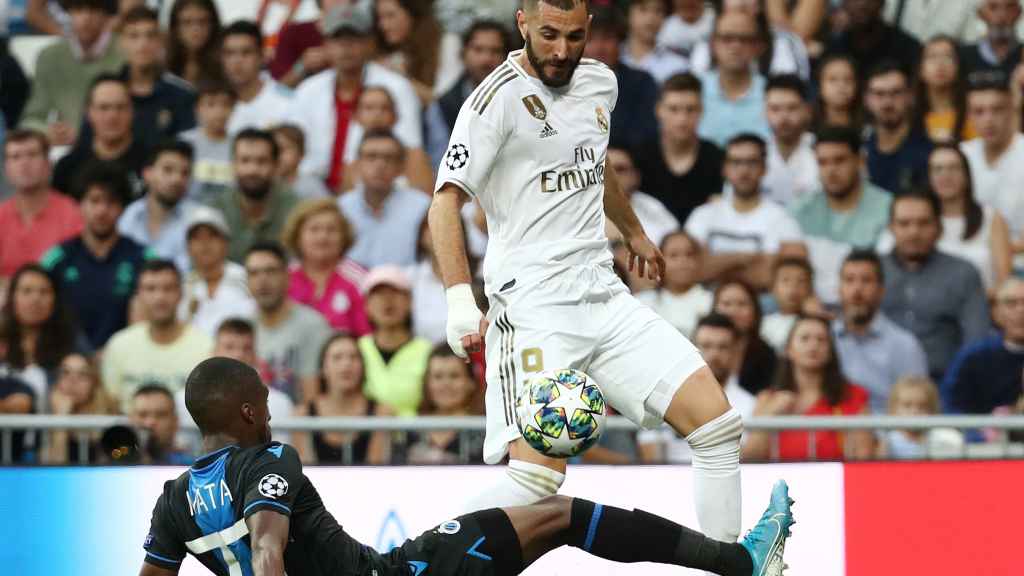 Clinton Mata intenta robar el balón a Karim Benzema
