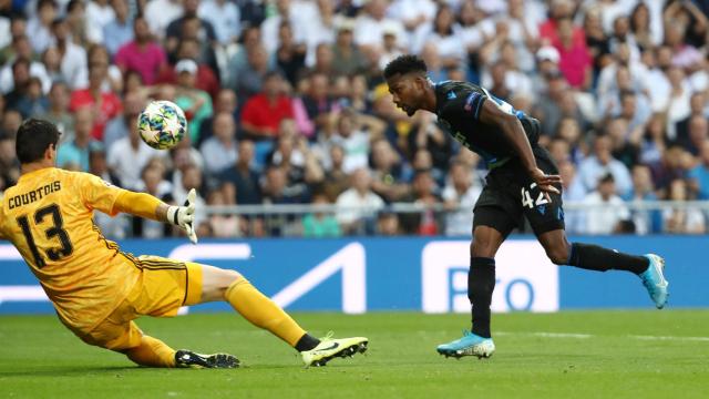 Emmanuel Dennis supera a Courtois y marca el segundo gol del Brujas