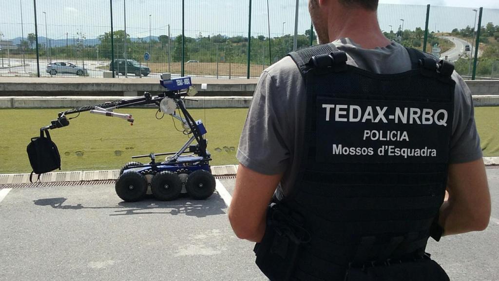 Un artificiero de los Mossos d'Esquadra en una simulación de intervención.