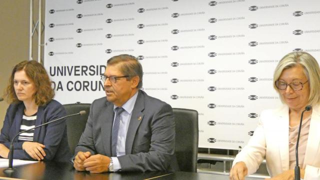 Julio Abalde, rector de la UDC, en el centro