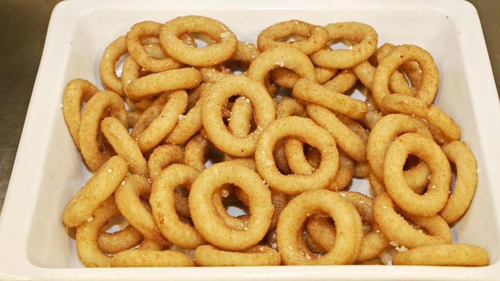 Los calamares a la romana son uno de los platos fritos más populares en España.