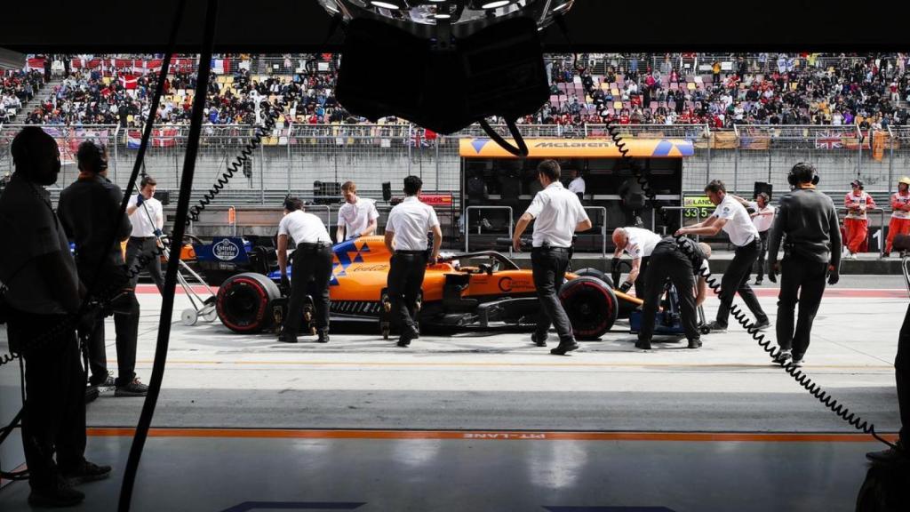 Los mecánicos de McLaren trabajan en el monoplaza