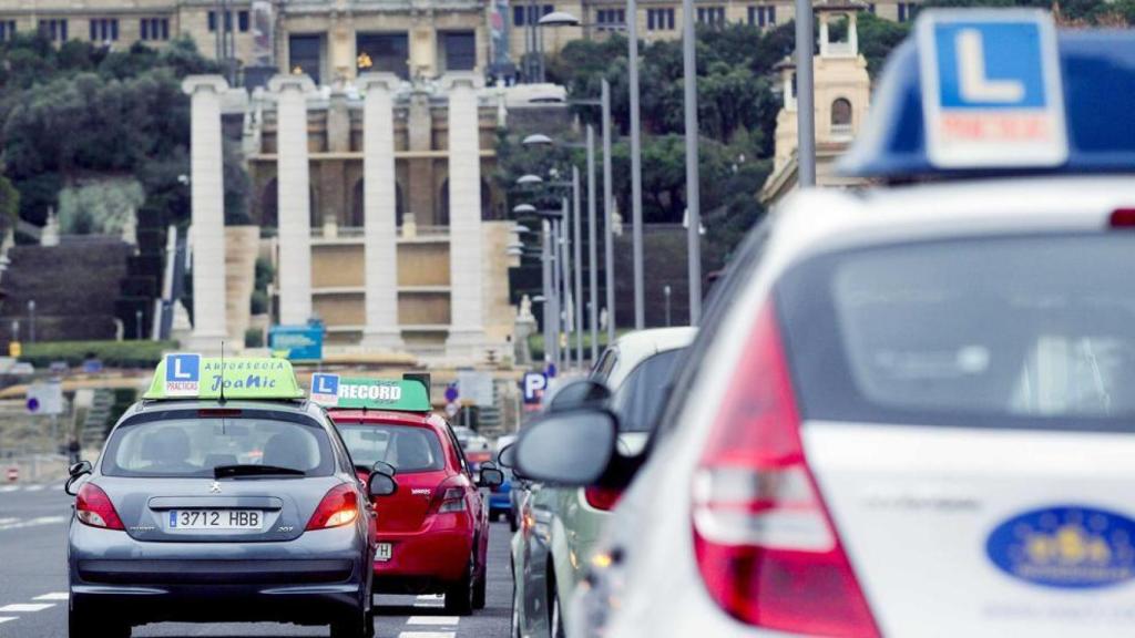 Coches de autoescuela preparados para examinar a los alumnos