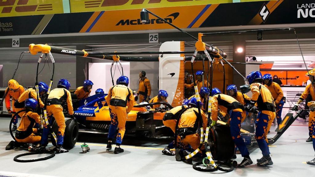 Los mecánicos de McLaren durante una parada en el Gran Premio de Singapur 2019