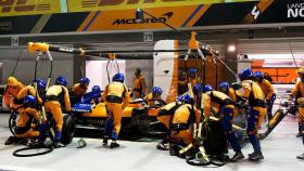 Los mecánicos de McLaren durante una parada en el Gran Premio de Singapur 2019