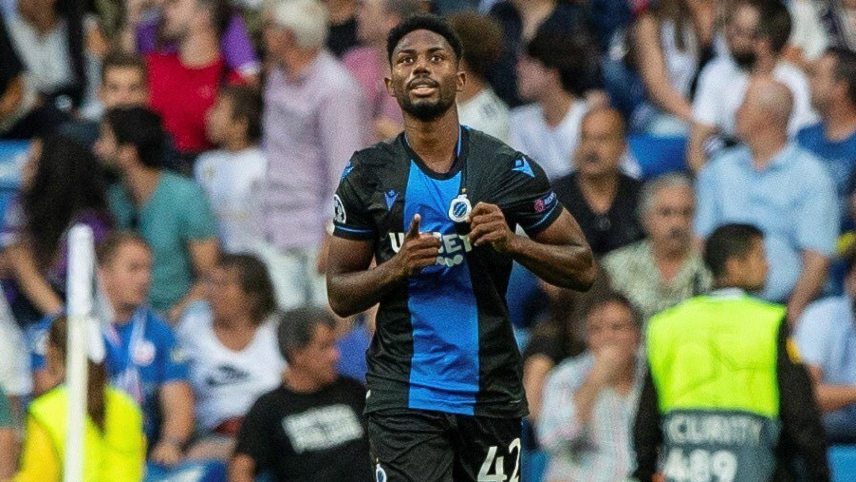 Dennis celebra uno de sus dos goles al Real Madrid