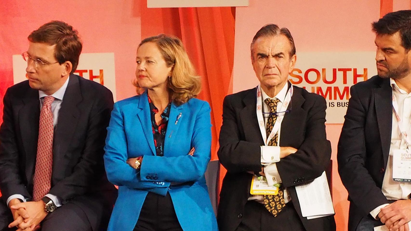 El alcalde de Madrid, José Luis Martínez-Almeida, junto a la ministra de Economía en funciones, Nadia Calviño, a la izquierda de la imagen.