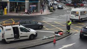 Un vehículo derriba el semáforo del túnel de la plaza de Pontevedra, en A Coruña