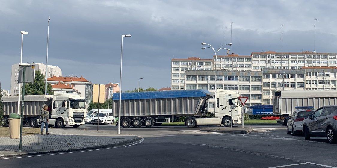 Ayer cientos de vehículos llegaron hasta el Ofimático en A Coruña en defensa del empleo en la central de As Pontes (@3stebanvd)