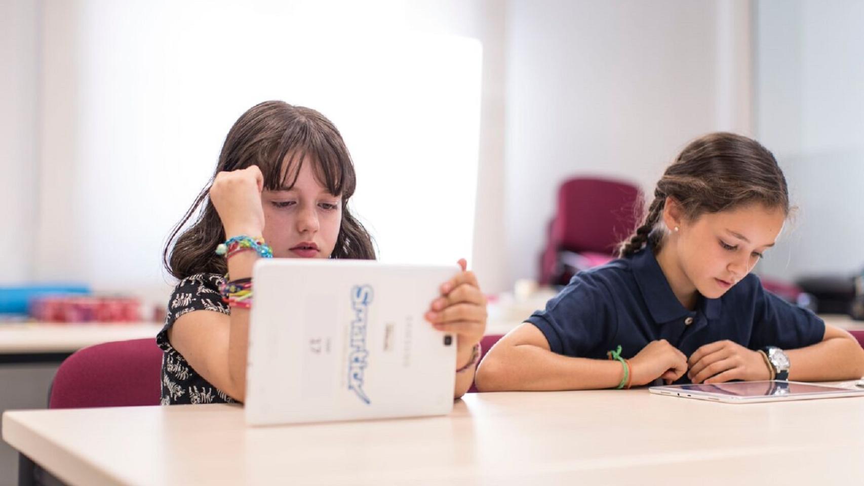 Niñas practicando matemáticas con la aplicación Smartick