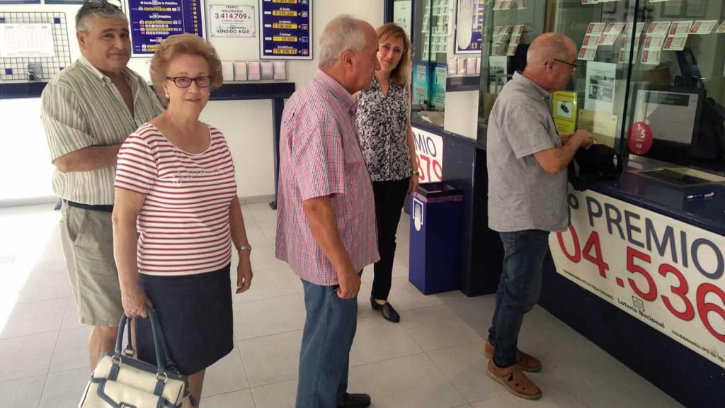 Cola de vecinos, este jueves, para comprar lotería en la Administración de Lotería Virgen del Socorro de Tíjola.