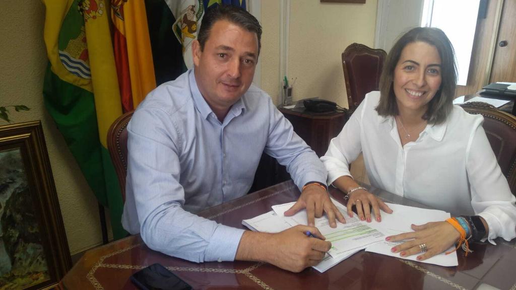 El alcalde, Juan José Martínez, junto a la edil de Empleo, Maribel Tapia, analizando los datos de renta de los vecinos de la Agencia Tributaria.