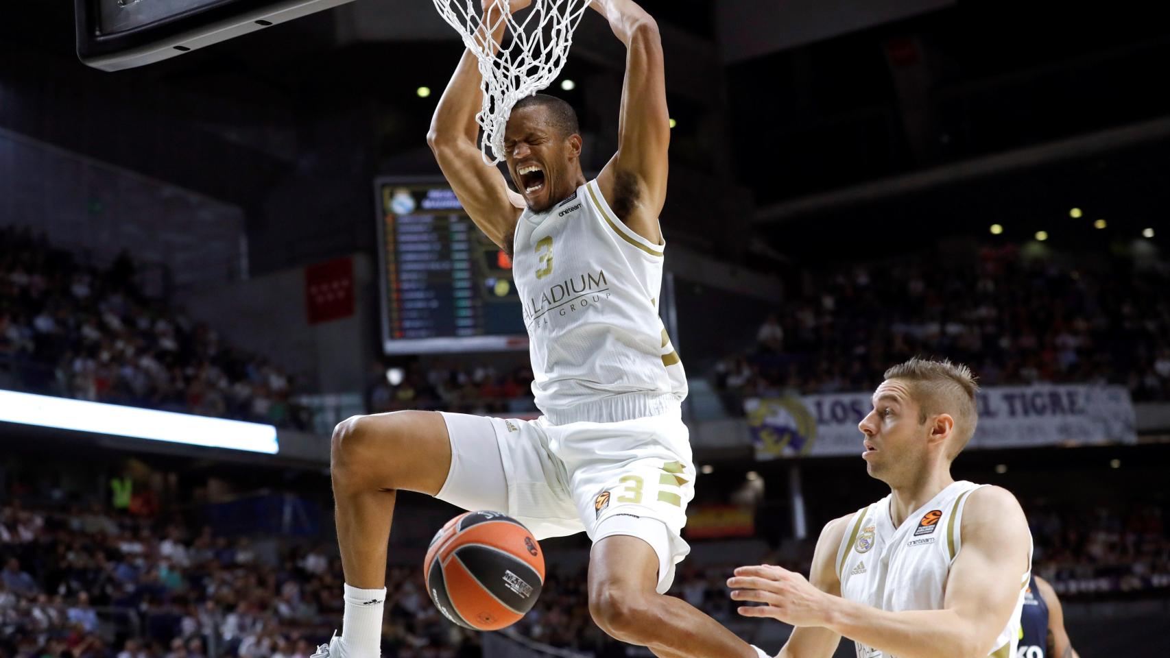 Antonhy Randolph encesta una canasta en el Real Madrid - Fenerbahce