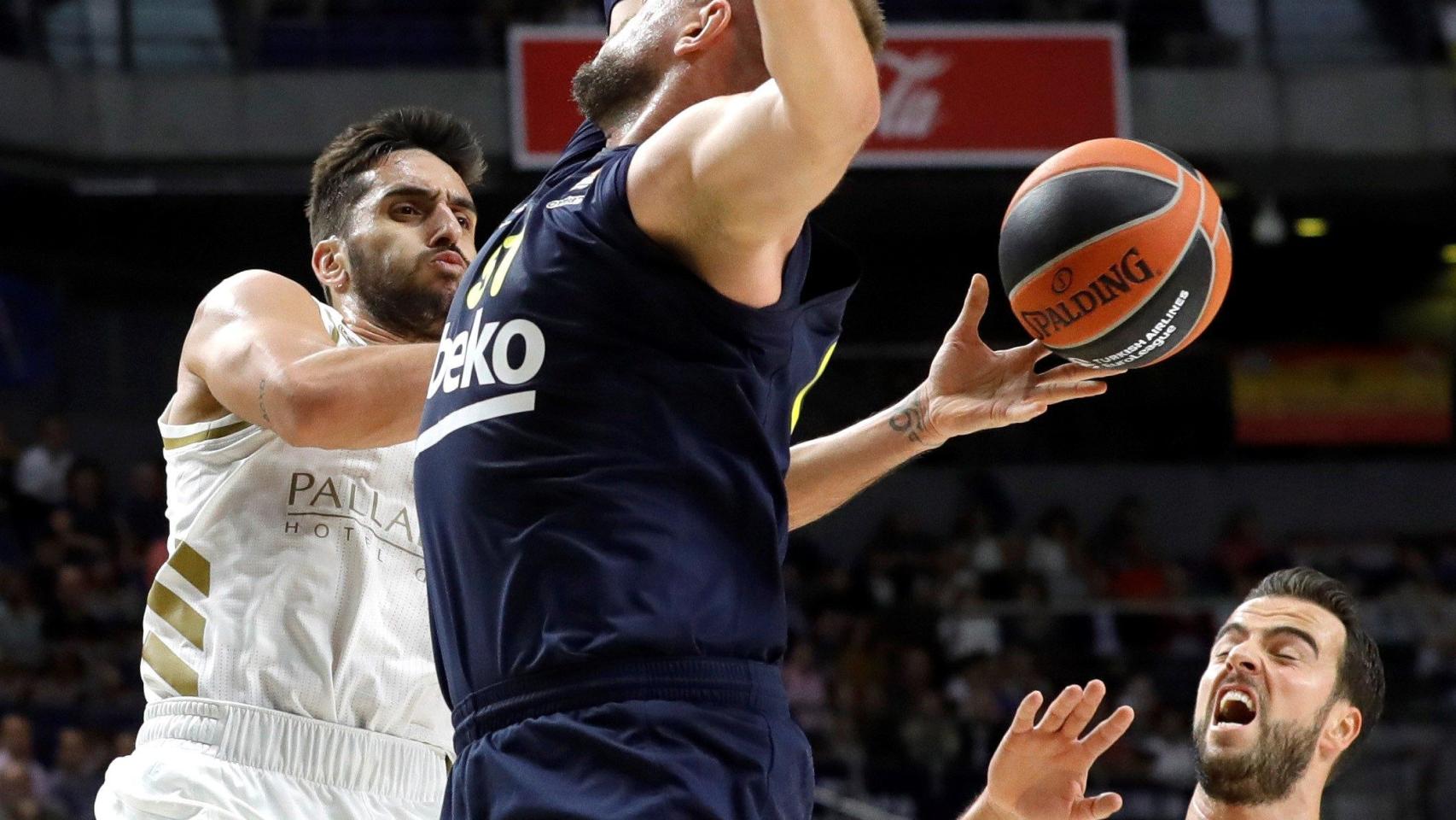 Campazzo, ante Melih Mahmutoglu y Stimac en el Real Madrid - Fenerbahce