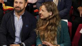 Malena Contestí junto al líder de Vox, Santiago Abascal, en una imagen de archivo.