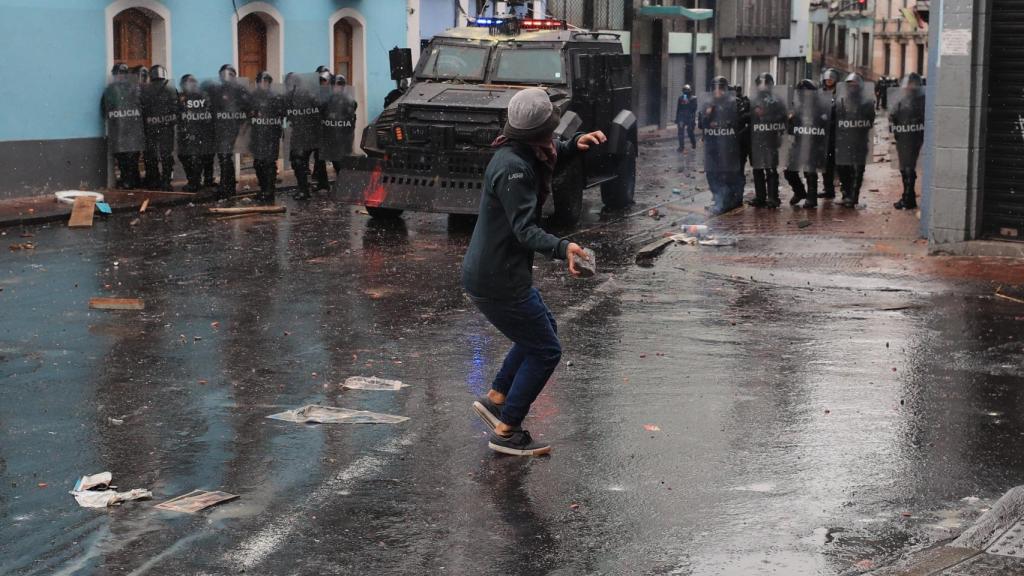 Manifestantes se enfrentan en la Policía en Quito