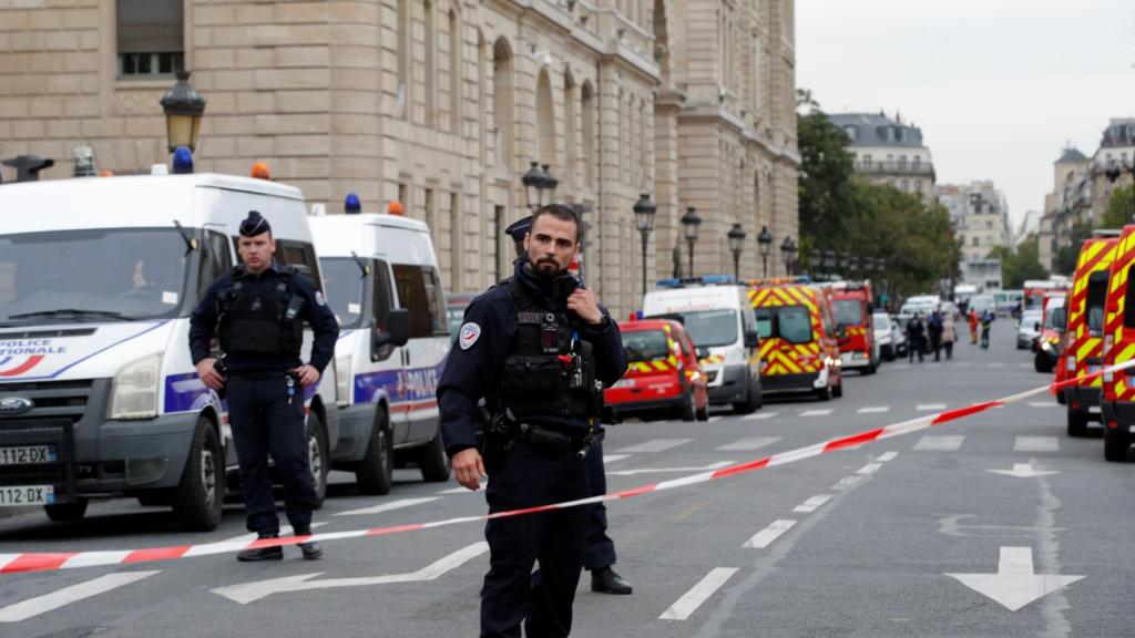 Gendarmes controlan el perímetro de seguridad tras el ataque.