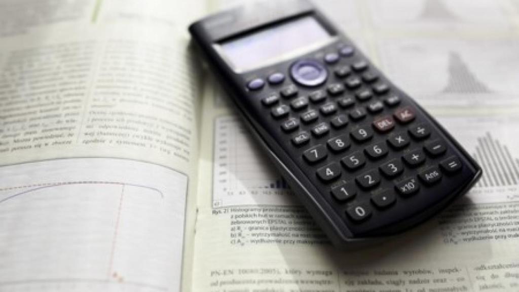 Una calculadora sobre un libro de Economía.