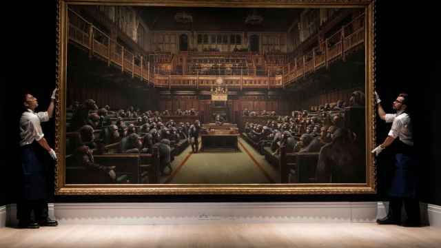 El cuadro de Bansky, 'Parliamente devolved', antes de la subasta en Londres.
