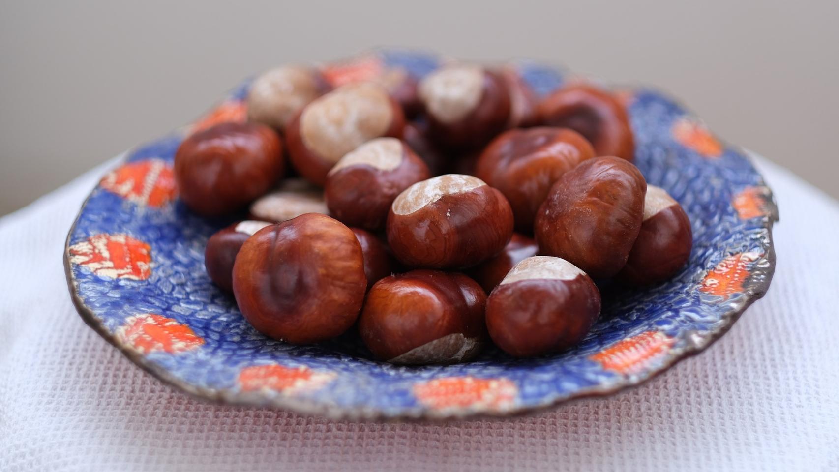 Un plato repleto de castañas.