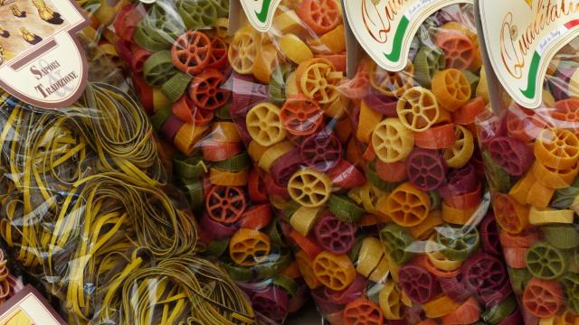 Un surtido de pasta de colores.