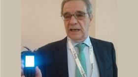 César Alierta con su viejo Nokia, en una imagen de archivo.