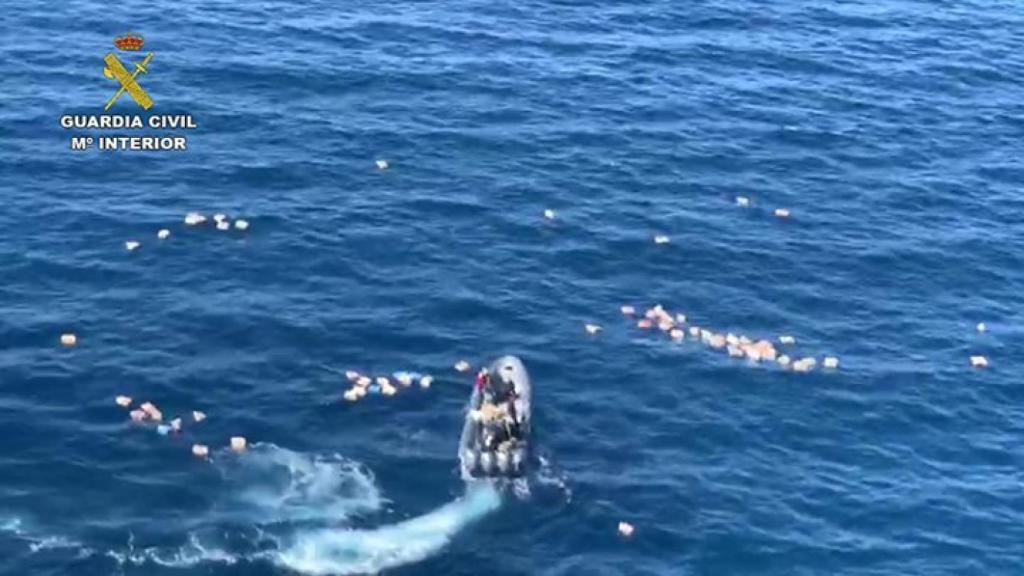 La 'narcolancha' con algunos de los fardos que se tiraron al mar.