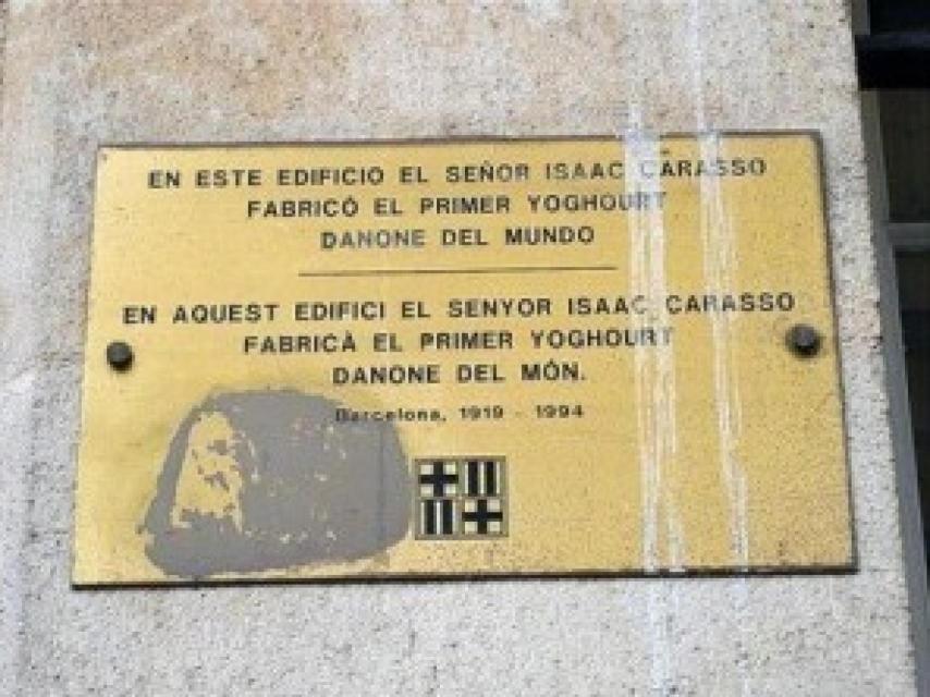 Una placa conmemora en la casa del Raval la elaboración del primer yogur Danone.