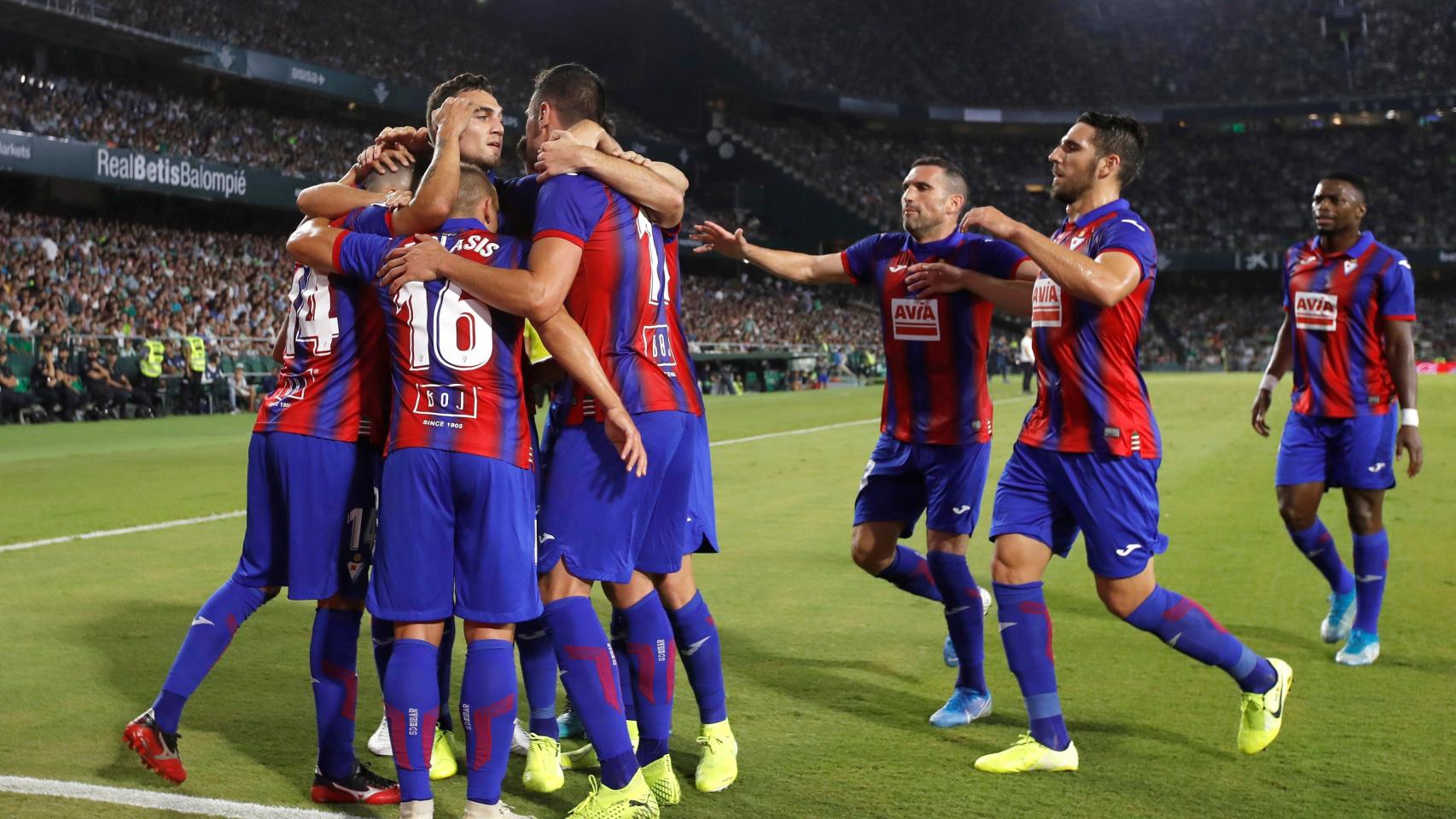 Los jugadores del Eibar celebran su gol ante el Betis.