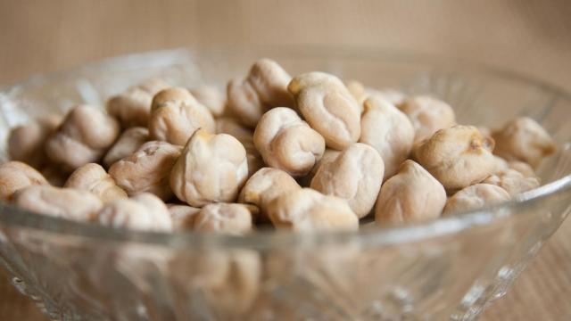 Unos garbanzos en un cuenco de cristal.