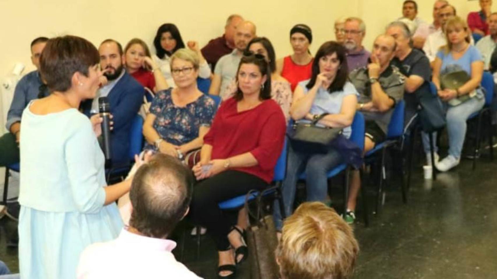 Un momento de la intervención de Isabel Rodríguez, con la exalcaldesa, Mayte Fernández, en primera fila