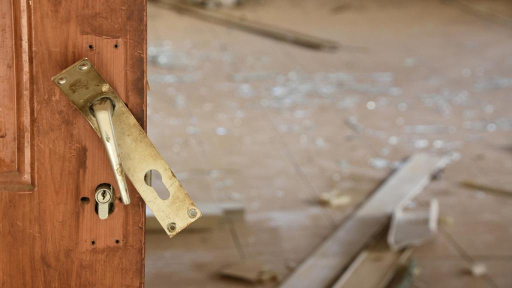 Un piso que ha sufrido daños en puertas y ventanas.