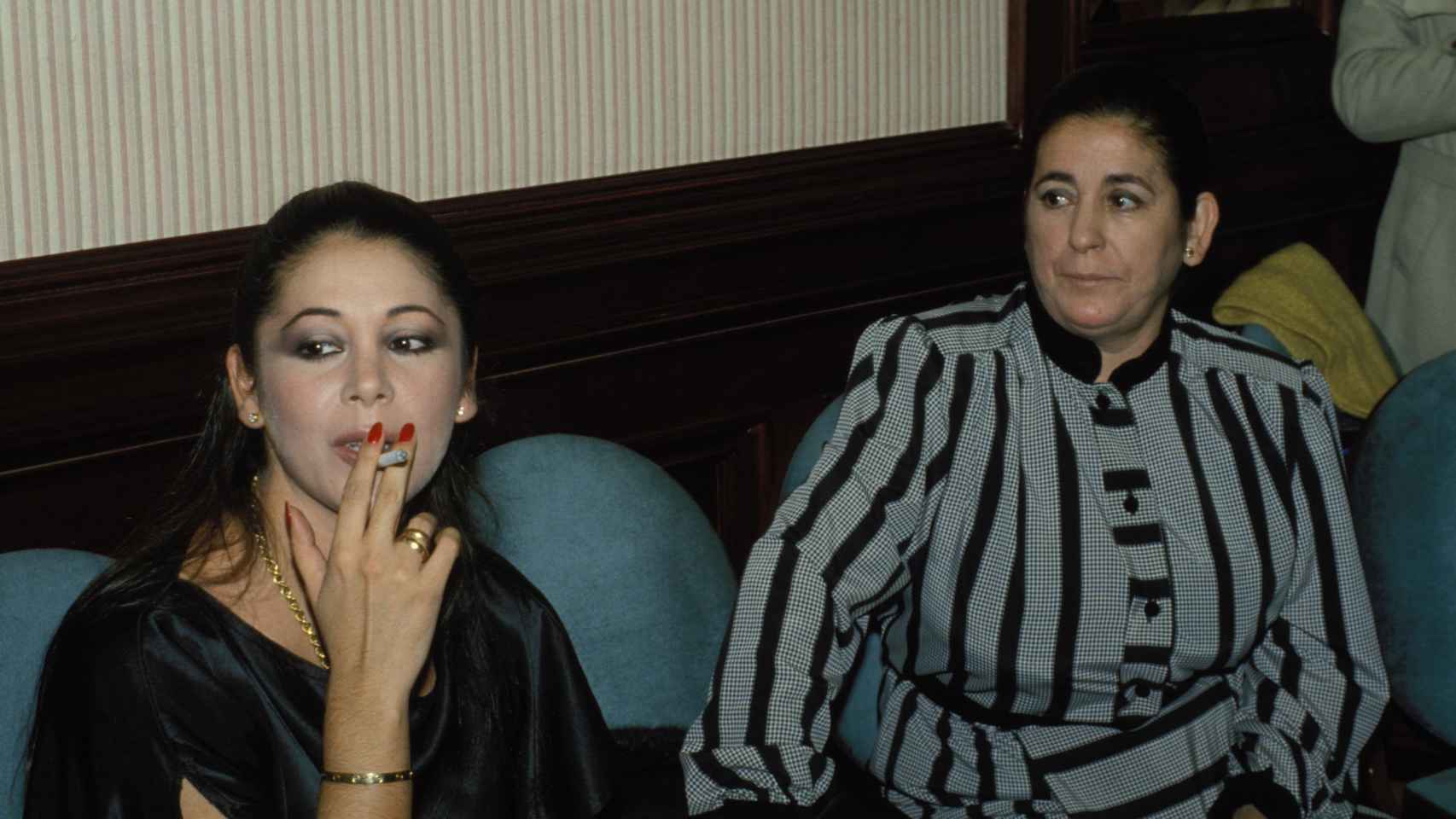 Isabel Pantoja junto a su madre en 1980.