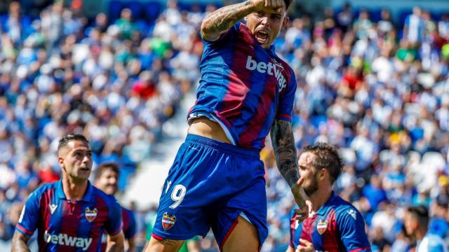 Roger celebra un gol del Levante en La Liga