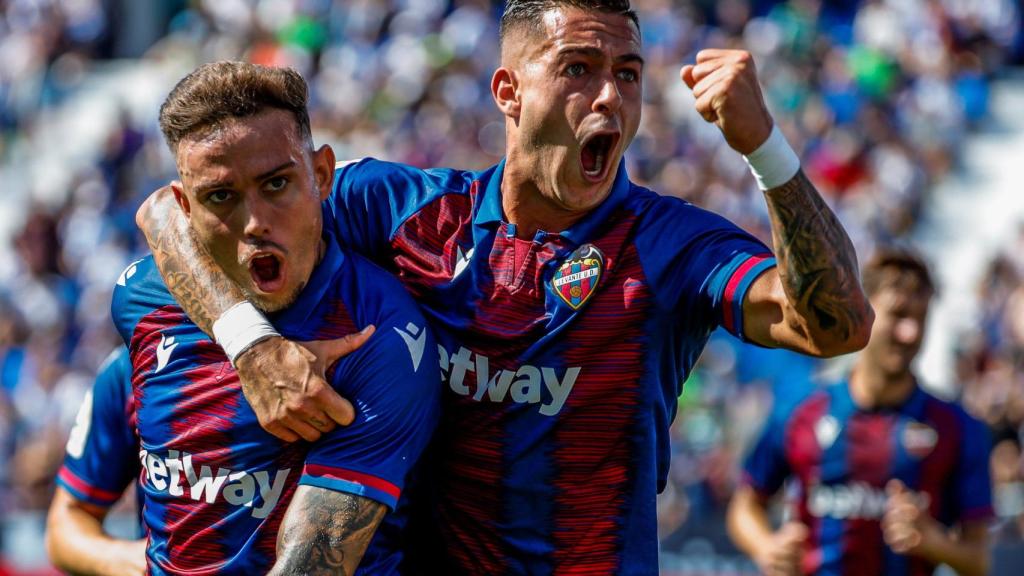 Roger y Sergio León celebran el gol del Levante ante el Leganés en La Liga