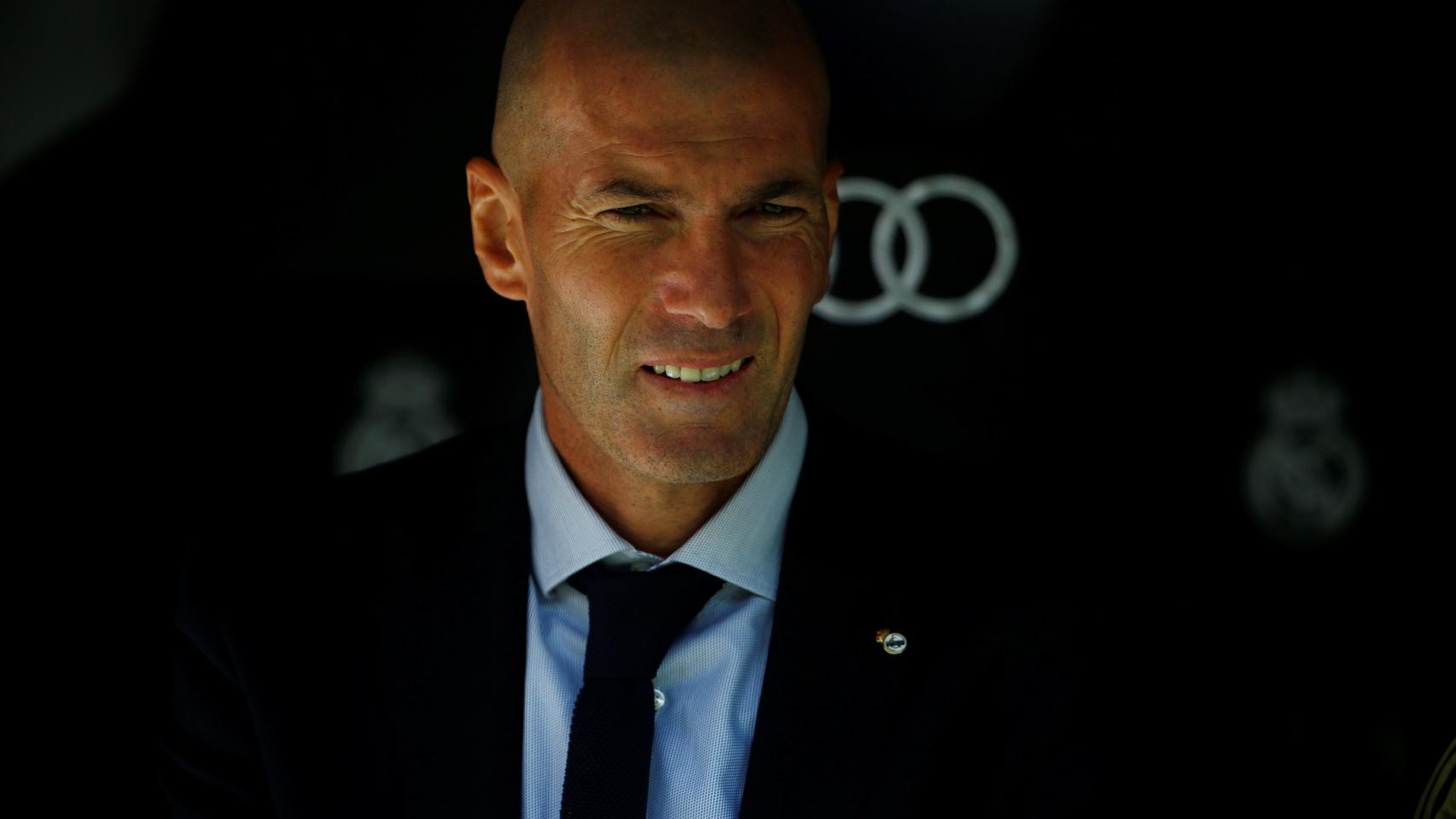 Zinedine Zidane, en el banquillo del Santiago Bernabéu